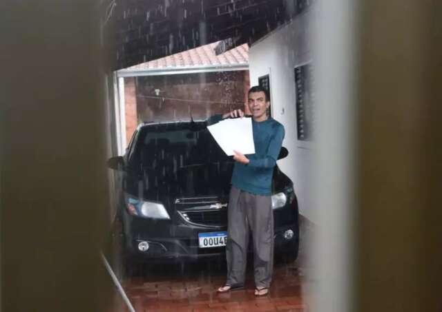 Morador fica preso em casa ap&oacute;s &aacute;rvore cair: &quot;Desde 2017 pe&ccedil;o para cortar&quot;
