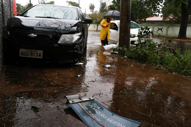 Carro atinge muro ap&oacute;s bater de frente em Fiat Mobi na Joaquim Murtinho