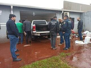 Policiais brasileiros na casa onde Hilux roubada em Ponta Porã foi encontrada (Foto: Divulgação)