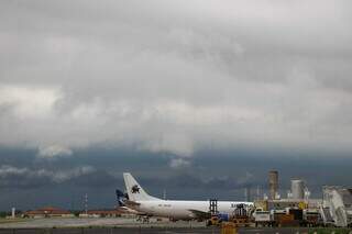 Pista do Aeroporto Internacional de Campo Grande nesta quinta-feira chuvosa (Foto: Marcos Maluf)