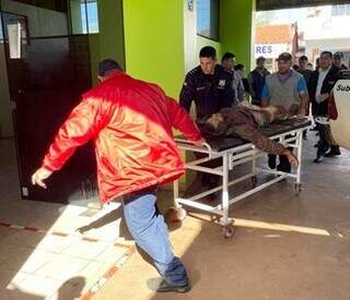 Ferido em confronto entre colonos é socorrido ao hospital de Curuguaty (Foto: ABC Color)