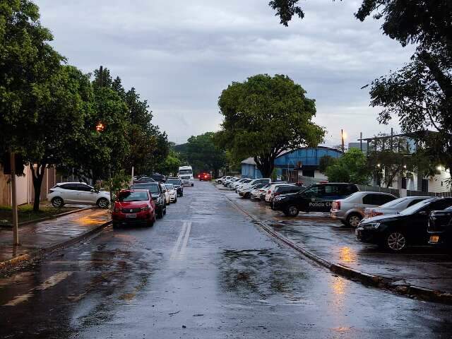 Dourados tem madrugada com chuva de 45 mm e vento de 32 km/hora