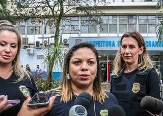 Delegada Maíra (centro) durante entrevista após operação na prefeitura. (Foto: Henrique Kawaminami)