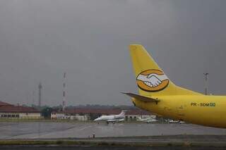 Aeronaves espalhadas pela pista do Aeroporto Internacional de Campo Grande. (Foto: Marcos Maluf)