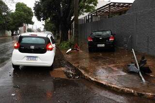 Os dois veículos seguiam pela Joaquim Murtinho e bateram na 13 de Junho. (Foto: Henrique Kawamnami)