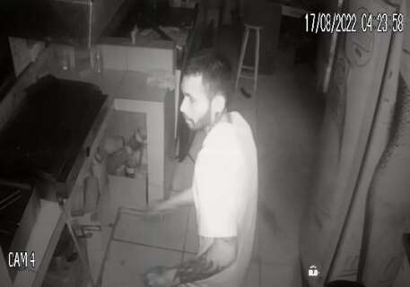 Ladrão invade lanchonete pelo teto e sai carregando televisão; veja vídeo