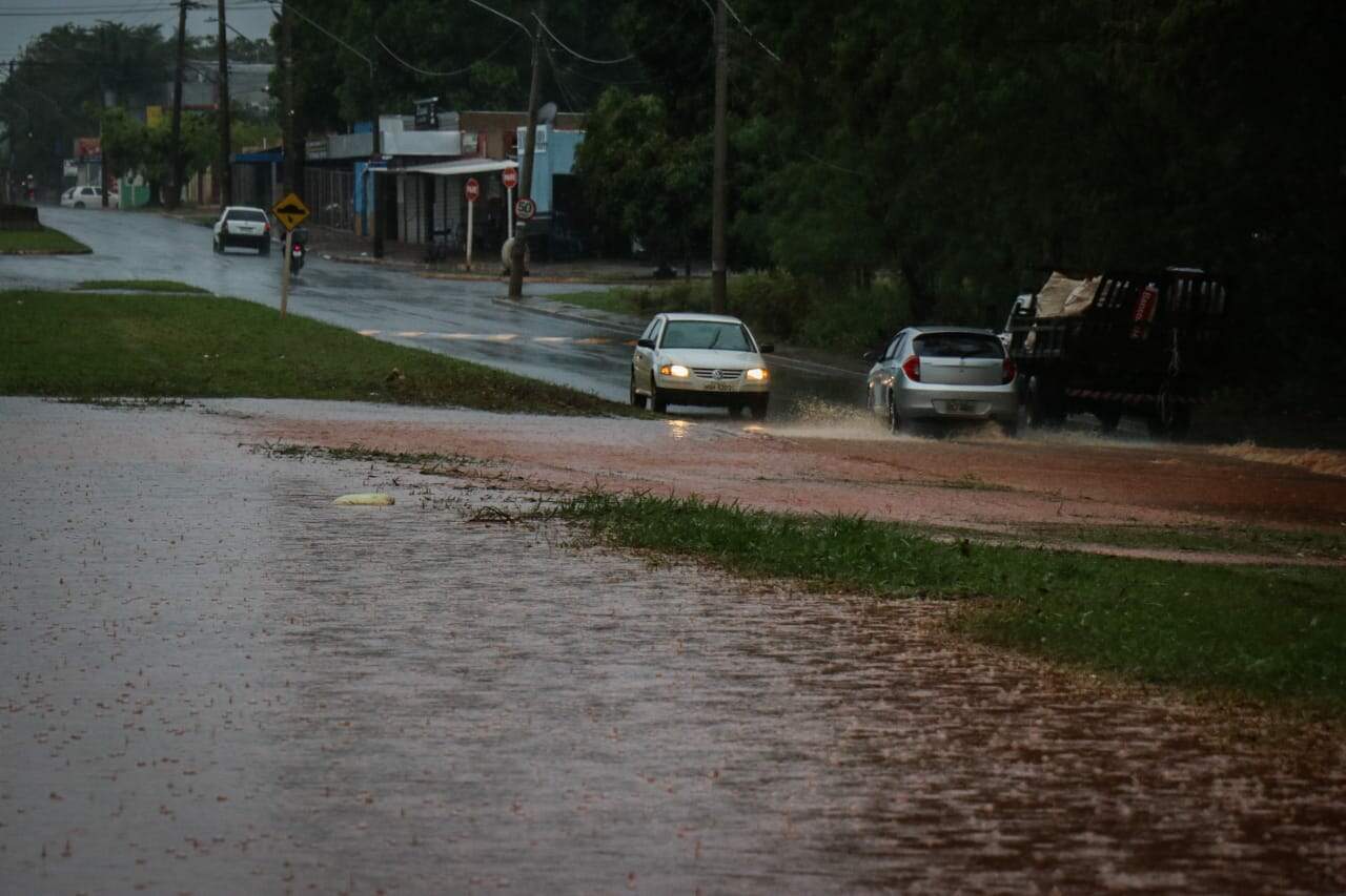 Chuva causa alagamento em avenida e motoristas andam pela contramão
