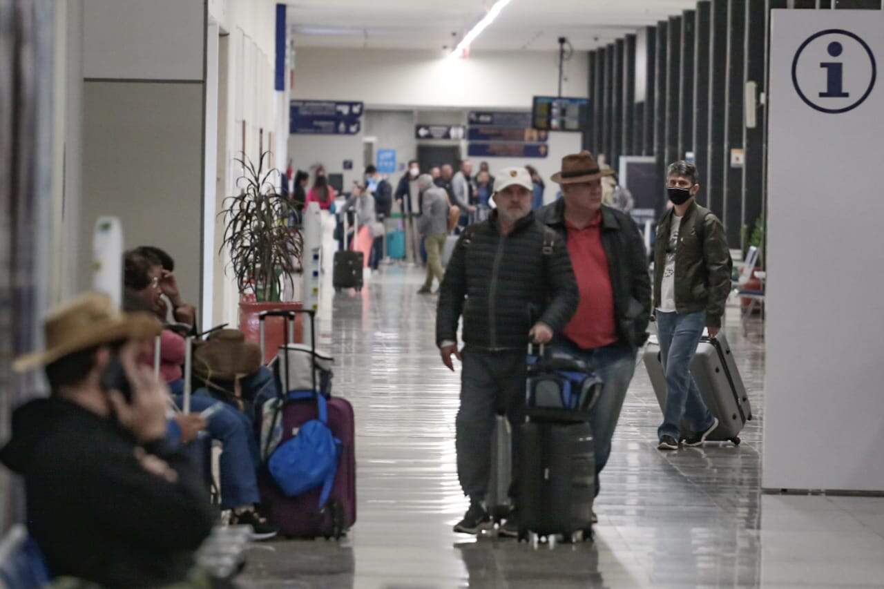 Ainda sem ser oficializado, liberação de máscaras nos aeroportos divide opiniões