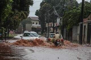 Alagamento causado por chuva na região do bairro Iracy Coelho, em Campo Grande. (Foto: Marcos Maluf)