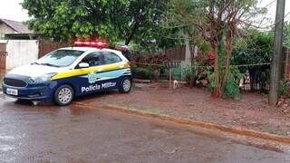 Viatura da Polícia Militar em frente à casa da idosa morta. (Foto: Lucas Nogueira | Região News)
