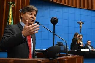 Deputado estadual Paulo Duarte (PSB) usando a tribuna da Assembleia Legislativa. (Foto: Luciana Nassar) 
