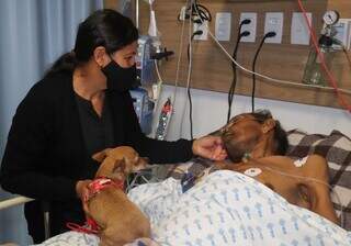 Fátima (esposa) e a cachorra Lalinha durante encontro na manhã de hoje, na UTI Cardiovascular da Santa Casa. (Foto: Santa Casa de Campo Grande)