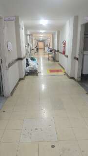 Paciente denuncia superlotação, com gente no corredor da Santa Casa
