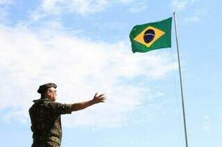 Militar durante saudação à bandeira em Campo Grande. (Foto: Arquivo/Mariana Pacheco)