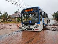 Asfalto cede e ônibus do transporte coletivo cai em cratera no Nova Lima