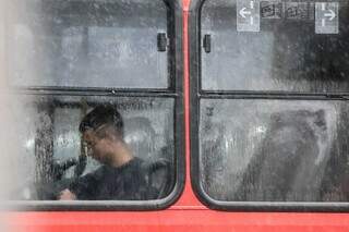 Passageiro sem máscara, dentro do transporte coletivo, no terminal Bandeirantes (Foto: Marcos Maluf)