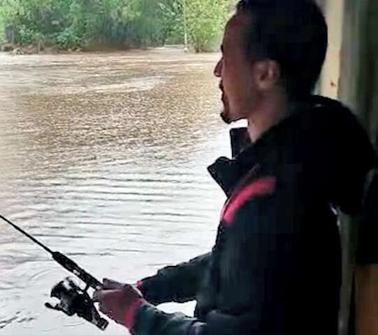 C&oacute;rrego Imbirussu transborda e rapaz &quot;pesca&quot; em avenida