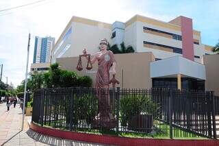 Monumento da deusa da Justiça em frente ao Fórum de Campo Grande. (Foto: Paulo Francis | Arquivo)