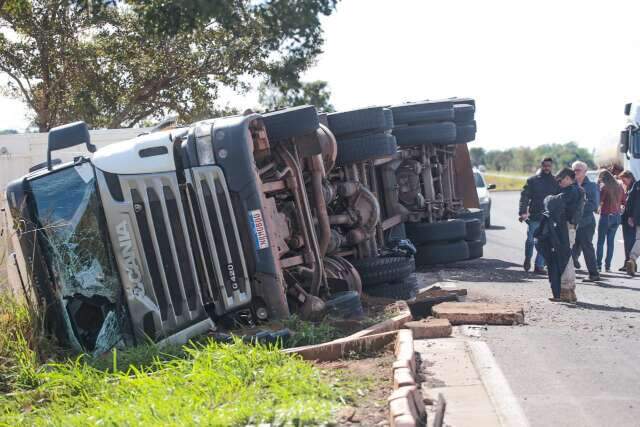 Carreta tomba com 40 toneladas de serragem na sa&iacute;da para S&atilde;o Paulo 