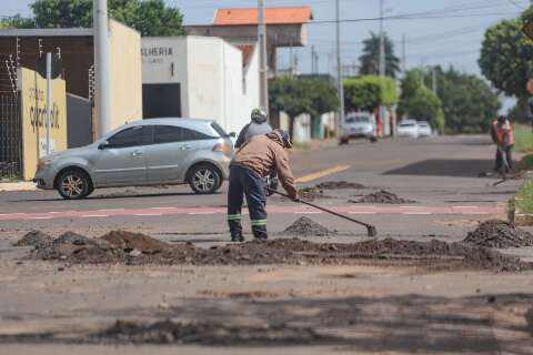Chuvas abrem temporada de buracos nas ruas de Campo Grande