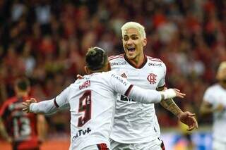 Gabriel e Pedro comemoram gol sobre o Athletico-PR (Foto: Divulgação)