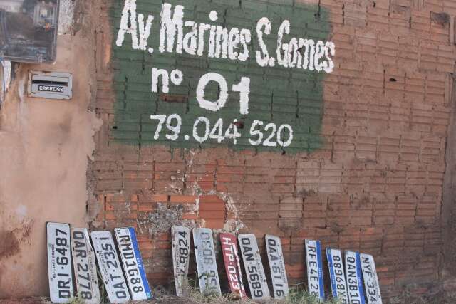 H&aacute; 2 anos, mec&acirc;nico recolhe placas de carros levadas durante alagamentos 