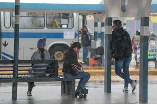 Passageiros aguardam ônibus em terminal de Campo Grande (Foto: Arquivo)