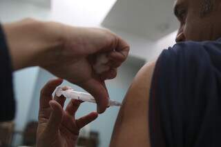 Vacina tríplice viral sendo aplicado em paciente. (Foto: Marcello Casal Jr/Agência Brasil)