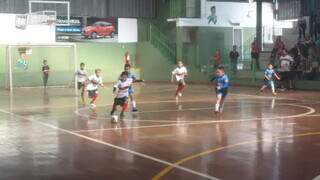 Meninos em quadra da Copa Pelezinho de Futsal (Foto: Divulgação)