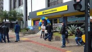 Bancários em manifestação, em frente a agência do Banco do Brasil, na esquina da Avenida Afonso Pena e Rua 13 de Maio. (Foto: Izabela Cavalvcanti)