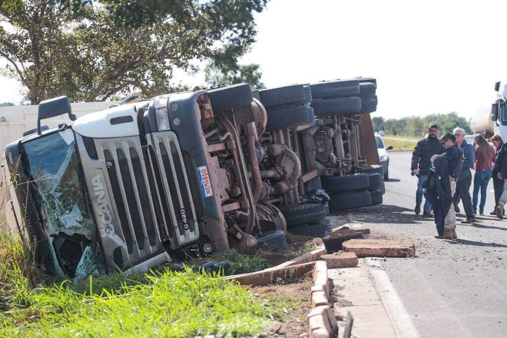 Carreta tomba 40 toneladas de serragem na saída para São Paulo