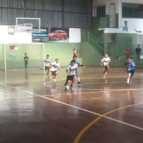 Cinco partidas movimentam rodada de torneio de futsal na Capital