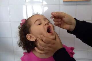 Criança sendo imunizada em unidade de saúde da Capotal (Foto: Divulgação)