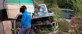 Camionete ficou destruída após a colisão na rodovia BR-163. (Foto: Veja Aqui MS)