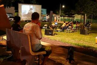 Hoje tem cinema ao ar livre com o Transcine, na Praça do Preto Velho. 