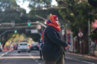 Mulher em Campo Grande, engasalhada para encarar o frio (Foto: Marcos Maluf)