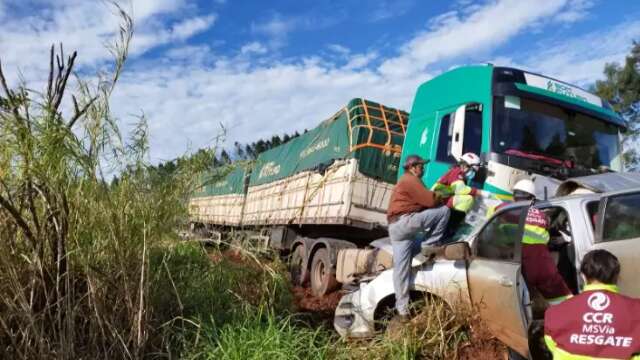 Empres&aacute;ria &eacute; socorrida e camionete fica destru&iacute;da em acidente com carreta