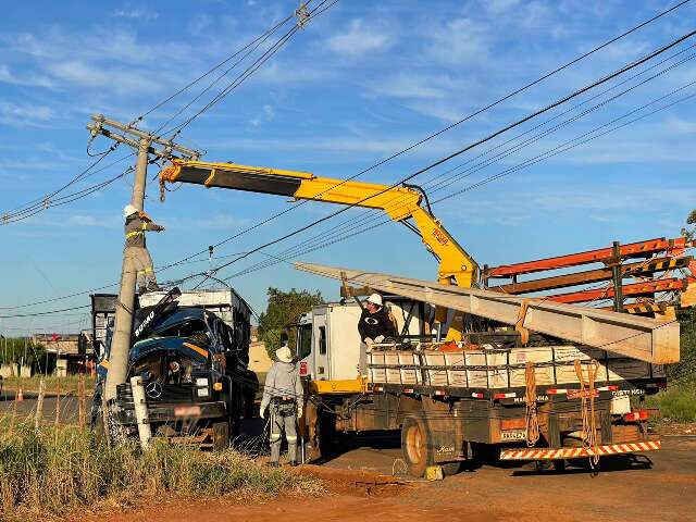 Bêbado, caminhoneiro bate em poste e deixa moradores sem energia elétrica