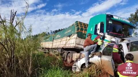 Empresária é socorrida e camionete fica destruída em acidente com carreta