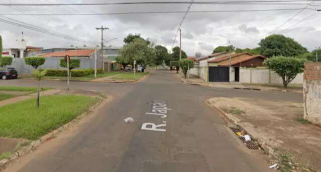 Homem tem carro roubado ao parar em cruzamento no Jockey Club 