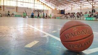 Competições de basquetebol são realizadas no Ginásio Municipal Ademir Mochi. (Foto: Divulgação/Fundesporte)