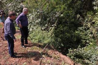 Prefeito e governador vistoriando local onde será feita a obra no buracão. (Foto: Divulgação)