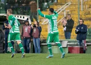 Jogadores em campo durante a partida deste sábado (20). (Foto: Tiago Meneghini | ACF)