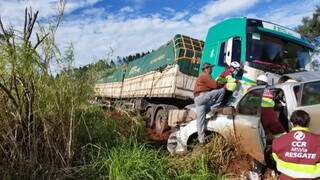 Mulher sendo retirada de dentro do veículo após colisão com carreta. (Foto: Idest)