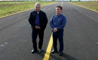 Governador Reinaldo Azambuja ao lado do prefeito Edilson Magro na pista do aeroporto. (Foto: Divulgação)