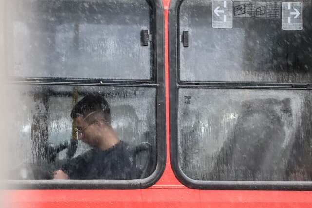 N&atilde;o &eacute; hora de tirar a m&aacute;scara no transporte coletivo para 59% dos leitores