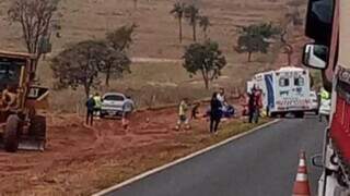 Carro do casal parou às margens da rodovia após batida frontal com carreta. (Foto: Cassilândia Urgente)