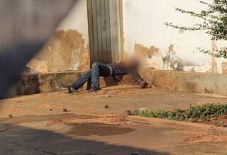 Após invasão, ladrão acaba dormindo no quintal da casa (Foto: Direto das Ruas)