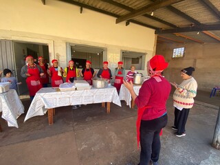 Antes da entrega do almoço, voluntários fazem oração e agradecem por mais um dia de trabalho e alimento servido. (Foto: Thailla Torres)