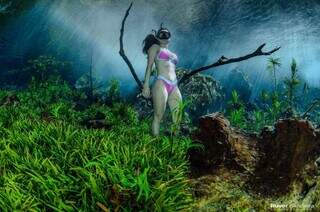 Modelo Paula Correa em cenário belíssimo, que parece uma floresta alagada. (Foto: Ruver Bandeira)